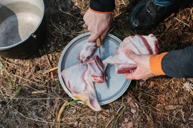  Ateşin yanında kamp. Yemek yemek bir yanıyor. Vahşi kavramı içine yolculuk.