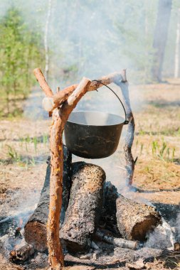 Ateşin yanında kamp. Yemek yemek bir yanıyor. Vahşi kavramı içine yolculuk.