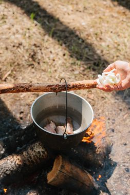  Ateşin yanında kamp. Yemek yemek bir yanıyor. Vahşi kavramı içine yolculuk.