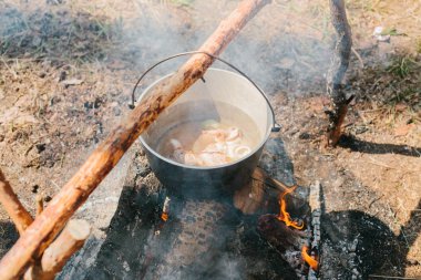  Ateşin yanında kamp. Yemek yemek bir yanıyor. Vahşi kavramı içine yolculuk.