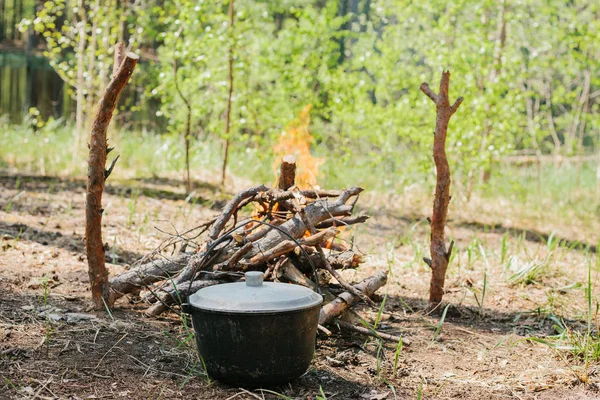 Bonfire next to the tourist camp. Journey into the wild concept. — Stock Photo, Image