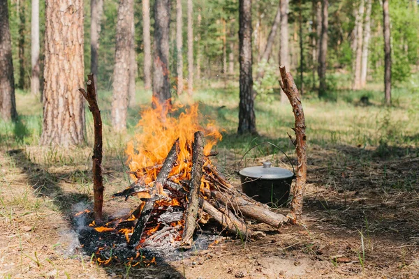 Bonfire next to the tourist camp. Journey into the wild concept. — Stock Photo, Image