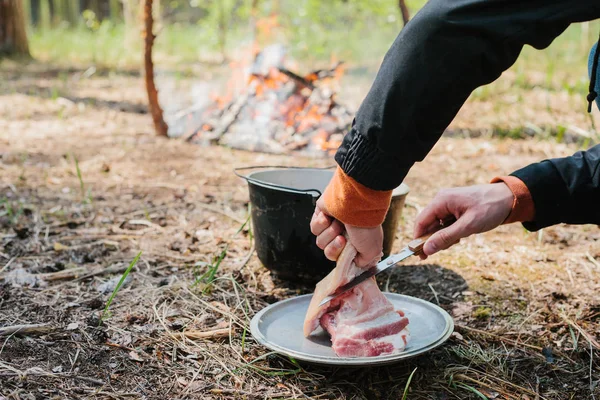 Le feu près du camp. Cuire de la nourriture sur un feu. Voyage dans le concept sauvage . — Photo