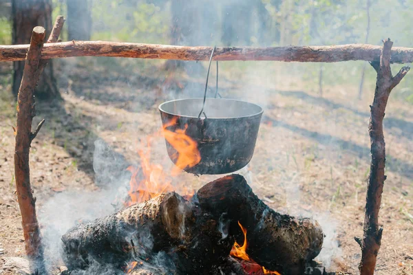Oheň v blízkosti tábora. Vaření na ohni. Cesta do divoké koncepce. — Stock fotografie