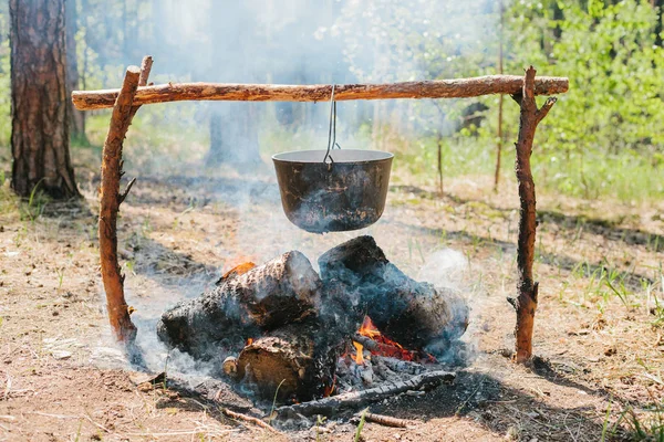 Le feu près du camp. Cuire de la nourriture sur un feu. Voyage dans le concept sauvage . — Photo