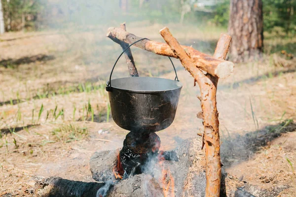 Das Feuer in der Nähe des Lagers. Kochen von Essen auf einem Feuer. Reise ins wilde Konzept. — Stockfoto