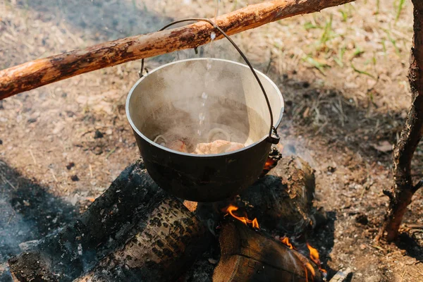 Das Feuer in der Nähe des Lagers. Kochen von Essen auf einem Feuer. Reise ins wilde Konzept. — Stockfoto