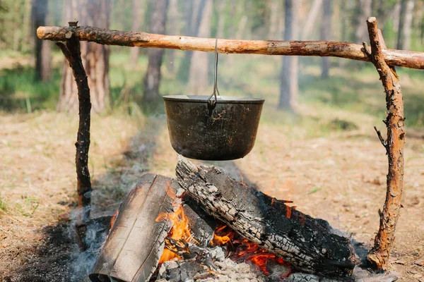 Le feu près du camp. Cuire de la nourriture sur un feu. Voyage dans le concept sauvage . — Photo