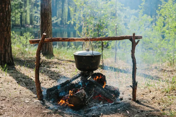 Pożar w pobliżu obozu. Gotowania żywności na ogień. Podróż do dzikich koncepcji. — Zdjęcie stockowe
