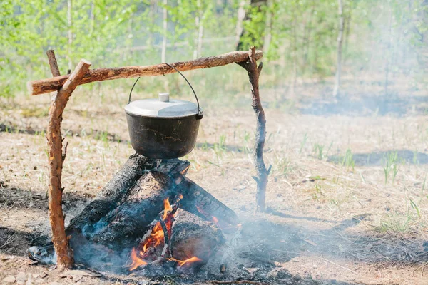Ateşin yanında kamp. Yemek yemek bir yanıyor. Vahşi kavramı içine yolculuk.
