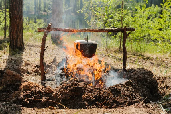 Le feu près du camp. Cuire de la nourriture sur un feu. Voyage dans le concept sauvage . — Photo