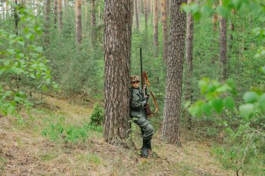 Kadın avcı ormanda