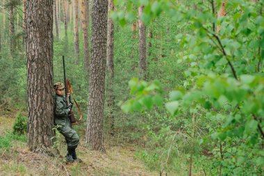 Kadın avcı ormanda