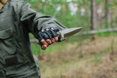 Bir silah ile bir kadın asker