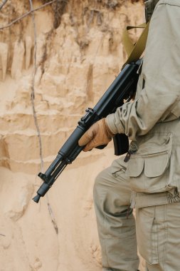Silahlı çatışma bir bölgedeki silahlı adam.