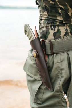 askeri bıçak. silahlı adam. askeri kavram.