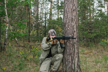 Silahlı çatışma alanında silahlı adam