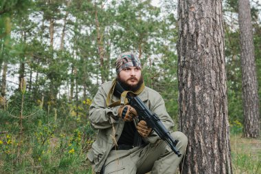 Silahlı çatışma alanında silahlı adam