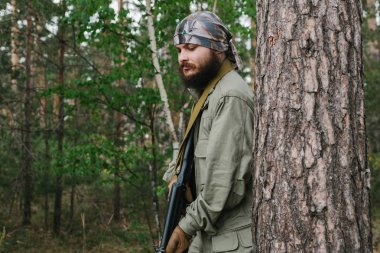 Silahlı çatışma alanında silahlı adam