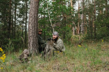 Silahlı çatışma alanında silahlı adam