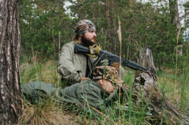 Silahlı çatışma alanında silahlı adam