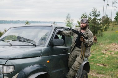 Chase. silahlı adam.