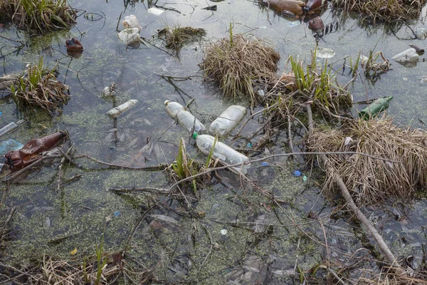 Poluição das massas de água. problema ecológico — Fotografia de Stock