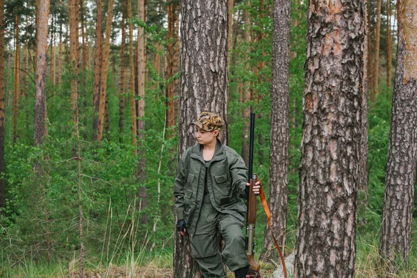 Mulher caçadora na floresta — Fotografia de Stock