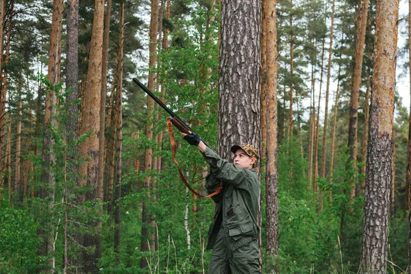 Femme chasseuse dans les bois — Photo