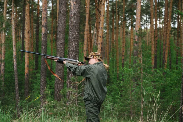 Femme chasseuse dans les bois — Photo