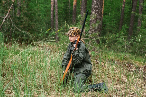 Mujer cazadora en el bosque — Foto de Stock