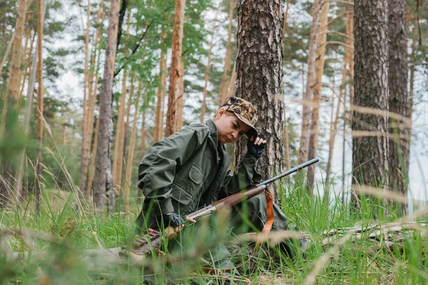 Woman hunter in the woods — Stock Photo, Image