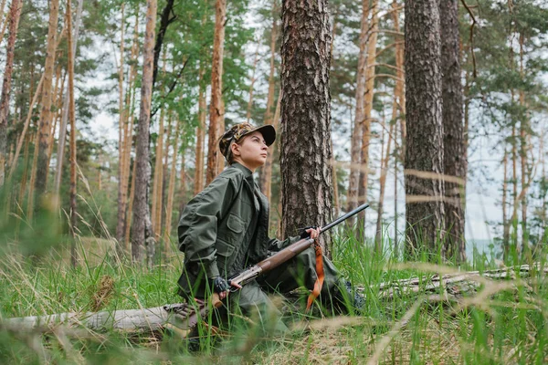 Jägerin im Wald — Stockfoto