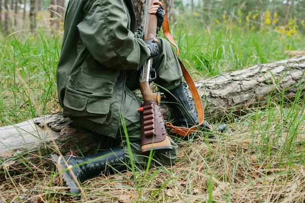 Woman hunter in the woods — Stock Photo, Image