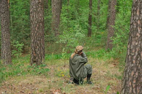 Mulher caçadora na floresta — Fotografia de Stock