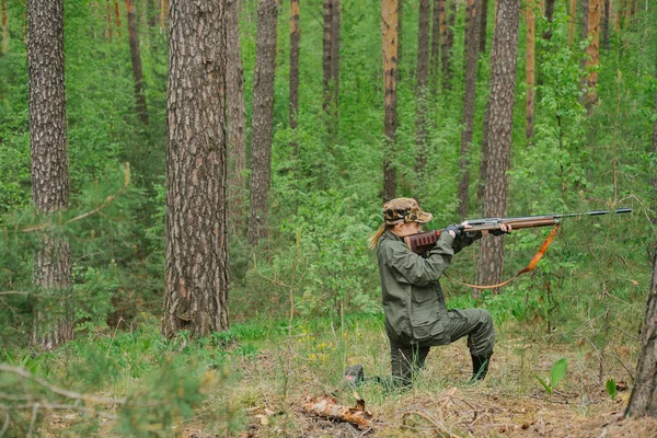 Mulher caçadora na floresta — Fotografia de Stock