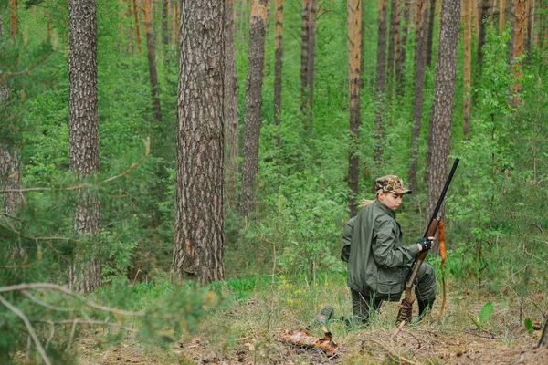 Kadın avcı ormanda — Stok fotoğraf