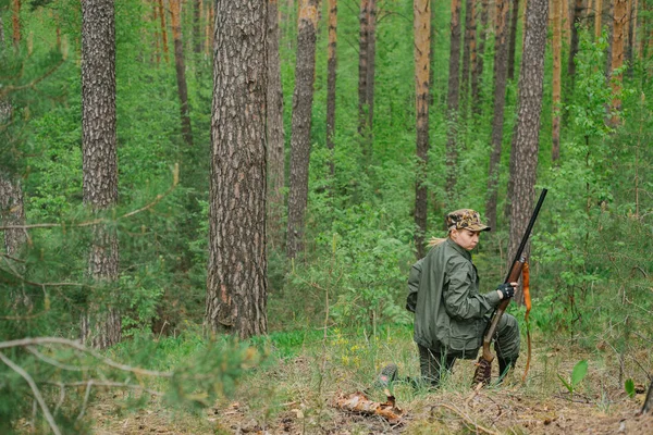 Woman hunter in the woods — Stock Photo, Image