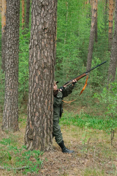 Mujer cazadora en el bosque — Foto de Stock