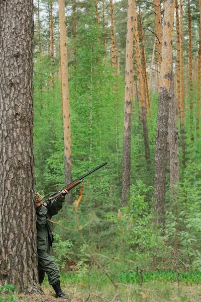 Žena lovec v lese — Stock fotografie