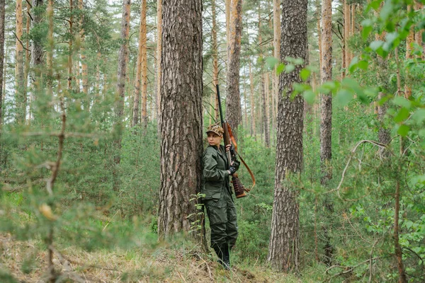 Jägerin im Wald — Stockfoto