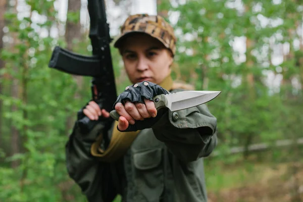 Uma mulher soldado com uma arma — Fotografia de Stock