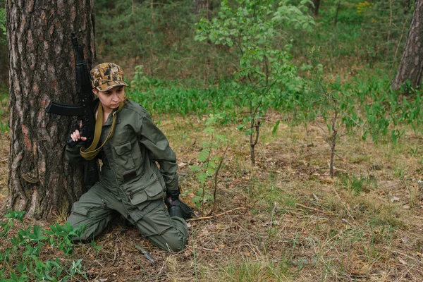 Voják žena se zbraní — Stock fotografie