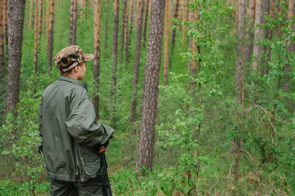 Eine Soldatin mit einer Waffe — Stockfoto