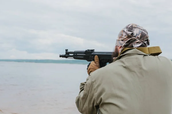 Bewaffneter Mann in einer Zone des bewaffneten Konflikts. — Stockfoto