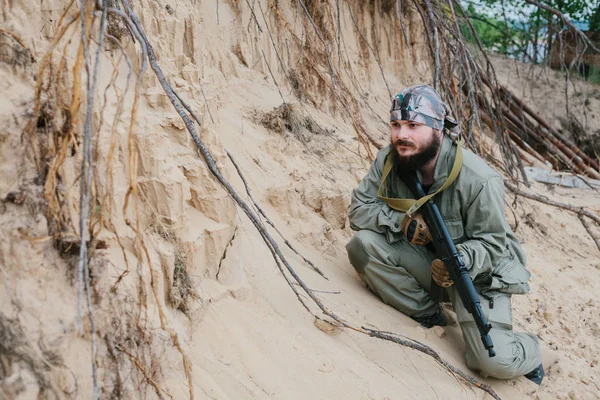 Bewaffneter Mann in einer Zone des bewaffneten Konflikts. — Stockfoto