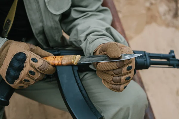 Hombre armado en una zona de conflicto armado . — Foto de Stock