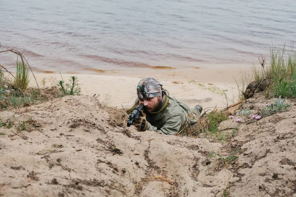 Збройний у зоні збройного конфлікту . — стокове фото