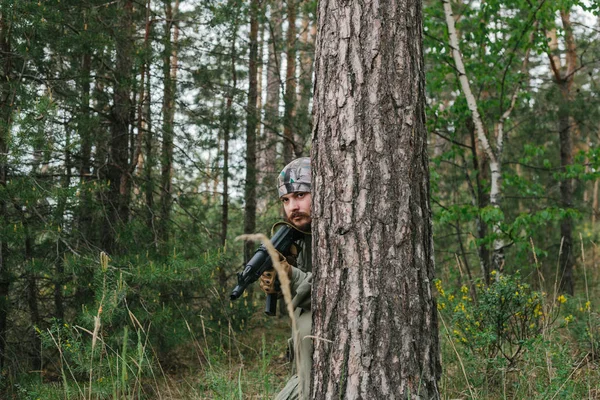 Bewaffnete Männer im Bereich bewaffneter Konflikte — Stockfoto