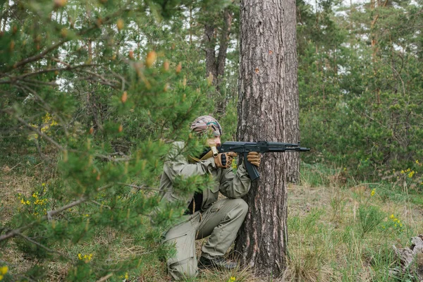 Озброєні чоловіки в зоні збройного конфлікту — стокове фото